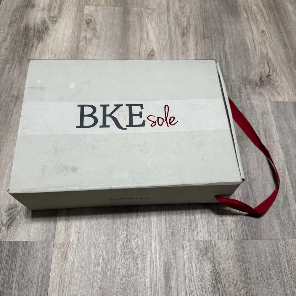 BKE Sole beautiful wedge strappy‎ sandals size 8
